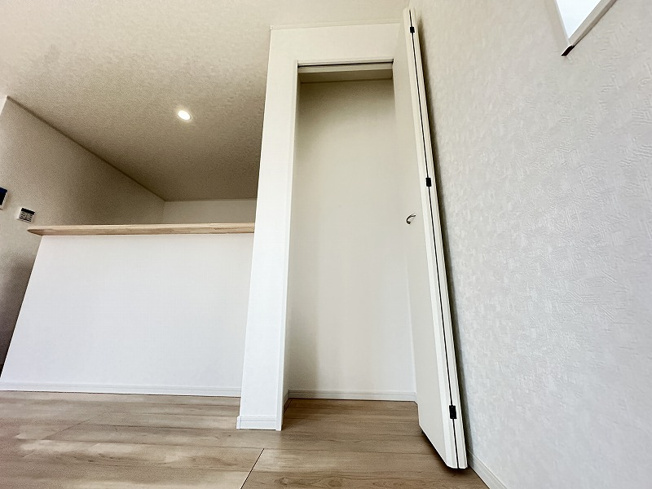 【居間・リビング】 | 志木市下宗岡4丁目　新築一戸建住宅　全1棟　(丸井志木店) | 現地（2026年2月）撮影／リビングに便利な収納スペース