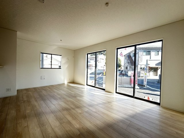 【居間・リビング】 | 志木市下宗岡4丁目　新築一戸建住宅　全1棟　(丸井志木店) | 現地（2026年2月）撮影／光が差し込む心地よいリビング