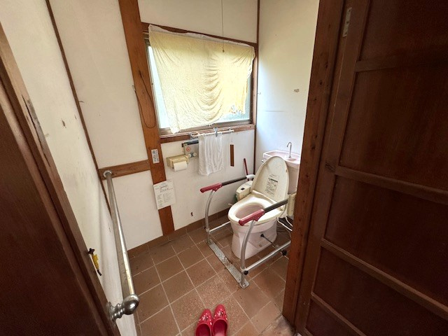 新温泉町井土のトイレ|落ち着いた色調のトイレです