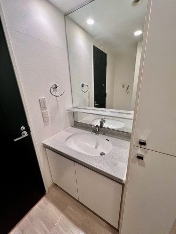 パークアクシス渋谷桜丘ウエストの洗面所|■多面鏡独立洗面台■キャビネット収納付き