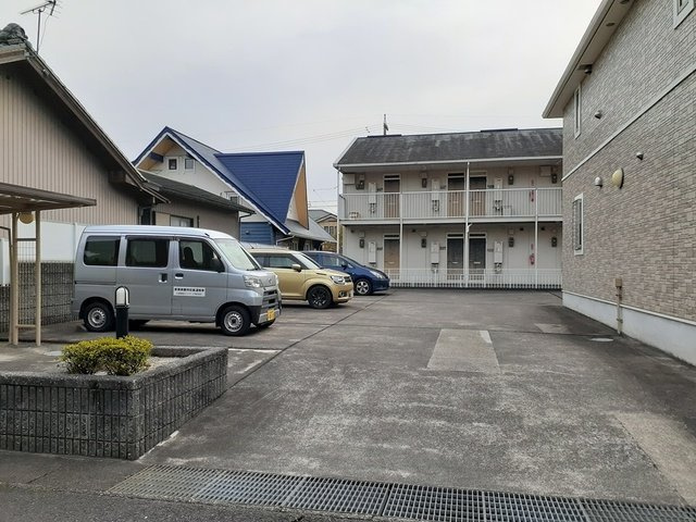 ジェルメＫの駐車場|駐車場があるので、車を買う予定の方も安心です