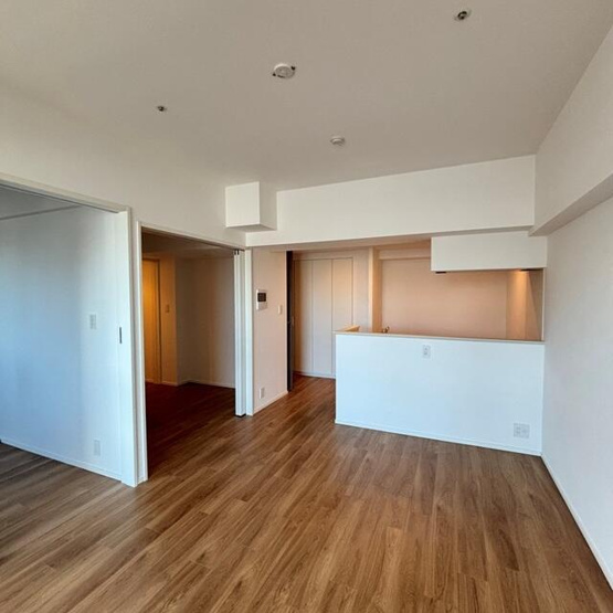 【居間・リビング】 | ※写真は同タイプ住戸です。 