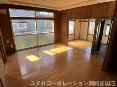 【居間・リビング】 | 緑ケ岡1丁目16-33売家 | リビングからお庭への出入りをすることも可能です♪