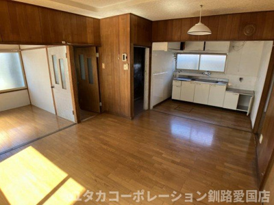 【居間・リビング】 | 緑ケ岡1丁目16-33売家 | 南西向きで窓から日が差し込み、明るく開放的な空間です☆