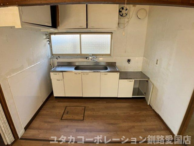 【キッチン】 | 緑ケ岡1丁目16-33売家 | 窓があるので自然光で明るさを確保でき、調理がしやすそう♪