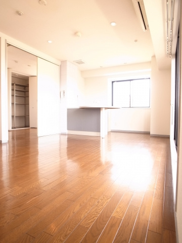 【居間・リビング】 | チハヤアネックスビル | 明るくステキなお部屋で新生活を！