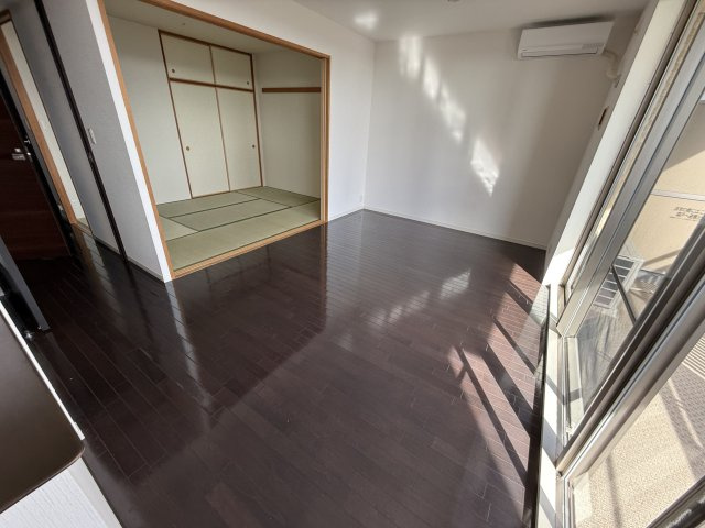 新千里桜ヶ丘メゾンシティ参番館の居間・リビング