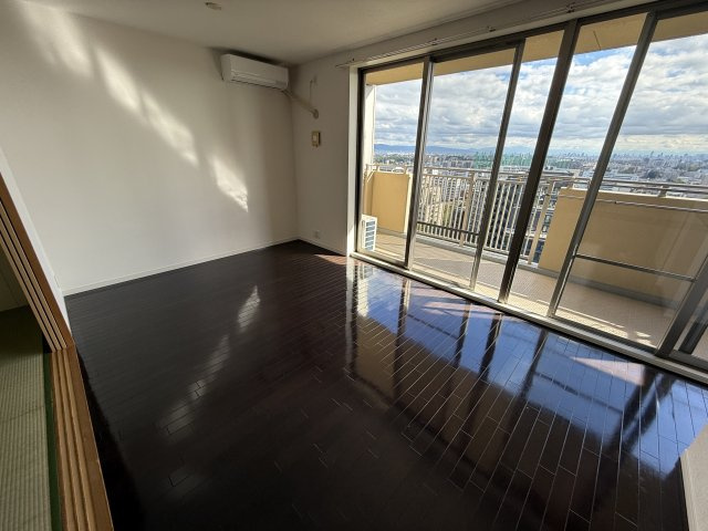 新千里桜ヶ丘メゾンシティ参番館の居間・リビング