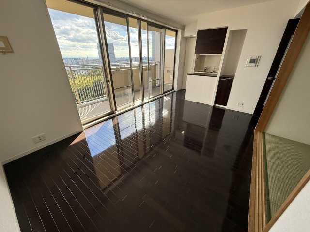 新千里桜ヶ丘メゾンシティ参番館の居間・リビング