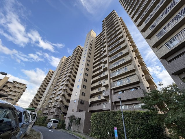 新千里桜ヶ丘メゾンシティ参番館の外観