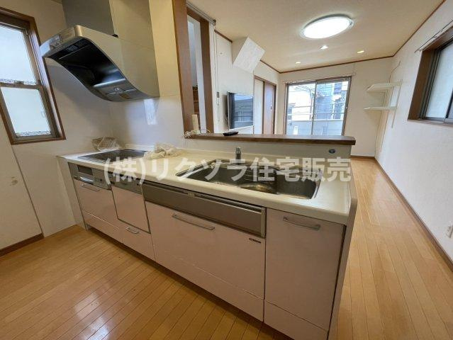 香里南之町　中古一戸建てのキッチン|背面カップボード付き
■物件内覧・資金計画相談・住宅ローン相談、リフォーム相談、お問合せ受付中■
※当日・翌日のご内覧、ご相談はお電話でのお問合せがスムーズです！