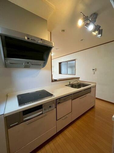 香里南之町　中古一戸建てのキッチン|システムキッチン　IHクッキングヒーター
■物件内覧・資金計画相談・住宅ローン相談、リフォーム相談、お問合せ受付中■
※当日・翌日のご内覧、ご相談はお電話でのお問合せがスムーズです！