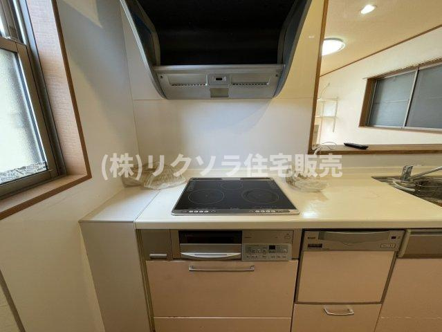 香里南之町　中古一戸建てのキッチン|システムキッチン　IHクッキングヒーター
■物件内覧・資金計画相談・住宅ローン相談、リフォーム相談、お問合せ受付中■
※当日・翌日のご内覧、ご相談はお電話でのお問合せがスムーズです！