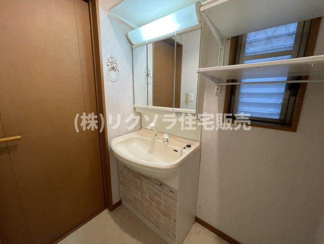 香里南之町　中古一戸建ての独立洗面台|三面鏡付き独立洗面台
■物件内覧・資金計画相談・住宅ローン相談、リフォーム相談、お問合せ受付中■
※当日・翌日のご内覧、ご相談はお電話でのお問合せがスムーズです！