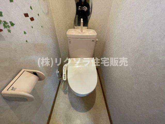 香里南之町　中古一戸建てのトイレ|2階　温水洗浄便座付き
■物件内覧・資金計画相談・住宅ローン相談、リフォーム相談、お問合せ受付中■
※当日・翌日のご内覧、ご相談はお電話でのお問合せがスムーズです！