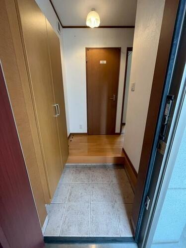 香里南之町　中古一戸建ての内装|玄関ホール
■物件内覧・資金計画相談・住宅ローン相談、リフォーム相談、お問合せ受付中■
※当日・翌日のご内覧、ご相談はお電話でのお問合せがスムーズです！