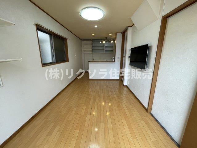 香里南之町　中古一戸建ての居間・リビング|LDK11.0帖
■物件内覧・資金計画相談・住宅ローン相談、リフォーム相談、お問合せ受付中■
※当日・翌日のご内覧、ご相談はお電話でのお問合せがスムーズです！