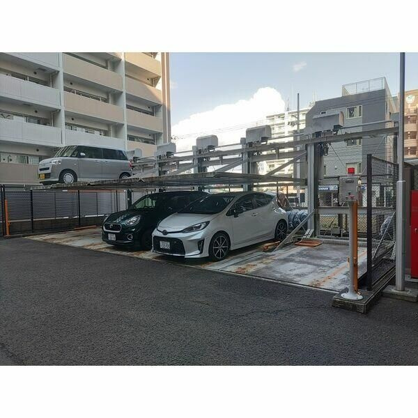 ファミールグラン上杉2丁目の駐車場