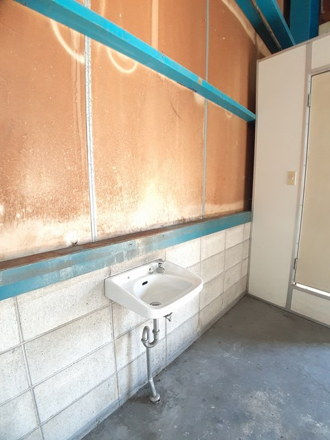 和歌山市禰宜事務所付工場の内装