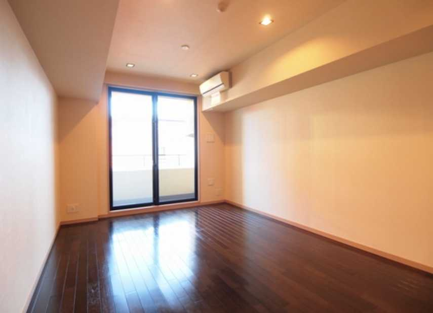 エスティメゾン銀座　駅近　ペット相談　駐車場有の居間・リビング