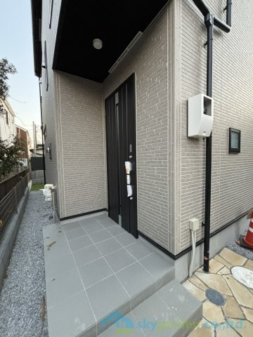 平塚市東中原８期　新築戸建　全3棟3号棟の玄関