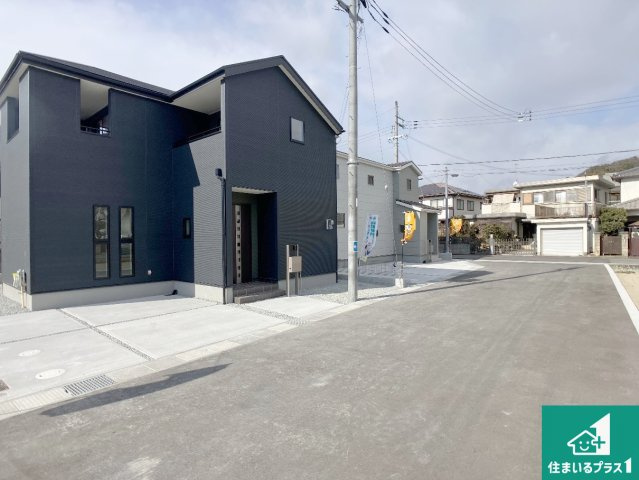 姫路市御立中　第4期　新築一戸建ての前面道路含む現地写真|周辺は閑静な住宅街！前面道路広々で車の出し入れも便利です。駐車が苦手な方でも安心して車庫入れできます！