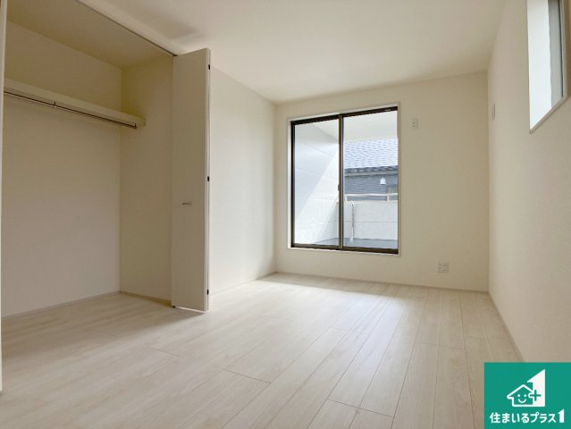 姫路市御立中　第4期　新築一戸建ての洋室|寝室は心地よい眠りについてもらいたくて、シンプルかつ開放的な空間な設計にしています！大きな窓から差し込む日が心地いいです♪