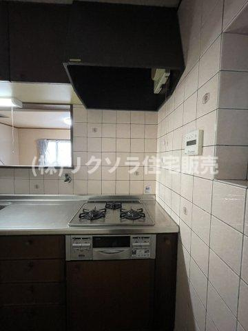 高柳５丁目　中古一戸建てのキッチン|ビルトイン三口コンロ付き
■物件内覧・資金計画相談・住宅ローン相談、リフォーム相談、お問合せ受付中■
※当日・翌日のご内覧、ご相談はお電話でのお問合せがスムーズです！