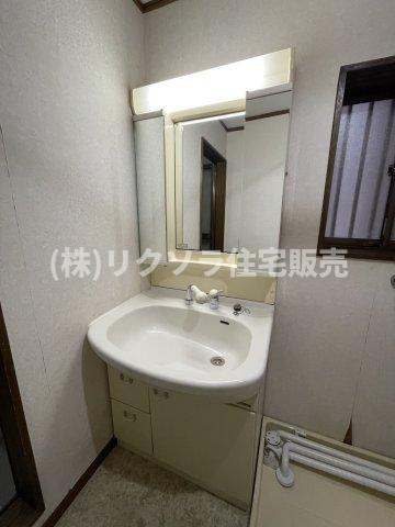 高柳５丁目　中古一戸建ての独立洗面台|三面鏡付き独立洗面台
■物件内覧・資金計画相談・住宅ローン相談、リフォーム相談、お問合せ受付中■
※当日・翌日のご内覧、ご相談はお電話でのお問合せがスムーズです！