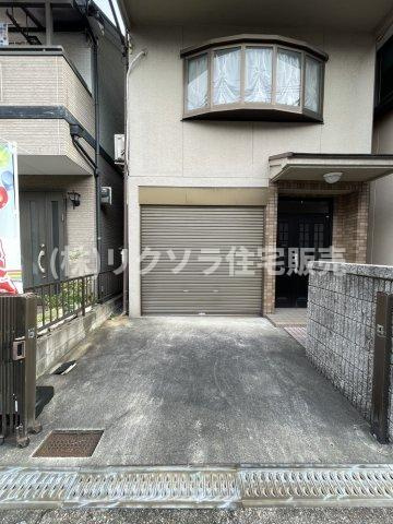 高柳５丁目　中古一戸建ての駐車場|シャッター内1台、前1台駐車可（車種による）
■物件内覧・資金計画相談・住宅ローン相談、リフォーム相談、お問合せ受付中■
※当日・翌日のご内覧、ご相談はお電話でのお問合せがスムーズです！