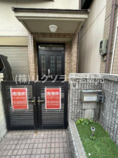 高柳５丁目　中古一戸建ての玄関|ポーチ付き
■物件内覧・資金計画相談・住宅ローン相談、リフォーム相談、お問合せ受付中■
※当日・翌日のご内覧、ご相談はお電話でのお問合せがスムーズです！