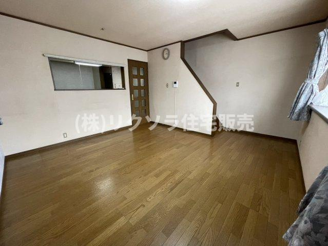 高柳５丁目　中古一戸建ての居間・リビング|LDK15.25帖　エアコン付き
■物件内覧・資金計画相談・住宅ローン相談、リフォーム相談、お問合せ受付中■
※当日・翌日のご内覧、ご相談はお電話でのお問合せがスムーズです！