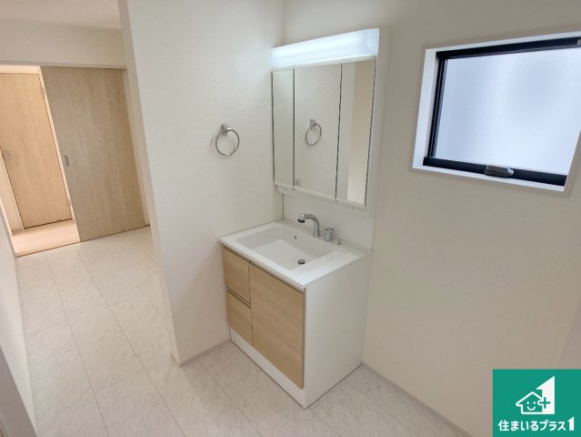 姫路市御立中　第4期　新築一戸建ての独立洗面台|清潔感のある洗面台です。フラットな鏡は掃除がしやすく毎日清潔！鏡裏には収納があるのでスッキリとした洗面台が保てます。