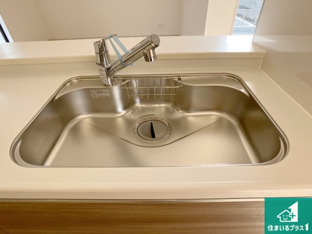 姫路市御立中　第4期　新築一戸建ての設備|蛇口の先端に浄水器を内蔵しています！原水と浄水、お湯と冷水、シャワーの切替えがワンタッチなので用途によって使い分けられます。