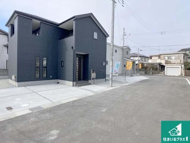 姫路市御立中　第4期　新築一戸建ての前面道路含む現地写真|周辺は閑静な住宅街！前面道路広々で車の出し入れも便利です。駐車が苦手な方でも安心して車庫入れできます！