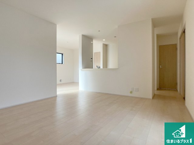 姫路市御立中　第4期　新築一戸建ての居間・リビング|日当たり良好の明るいリビングで朝の目覚めもスッキリできそう！対面キッチンでご家族のコミュニケーションも自然と増える設計！小さなお子様が遊ぶスペースを作っても広々とくつろげるLDK！