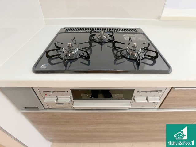 姫路市御立中　第4期　新築一戸建ての設備|ダブル高火力Ｓｉセンサー付きコンロ！３口あるので、まとめて料理をする時も大活躍！