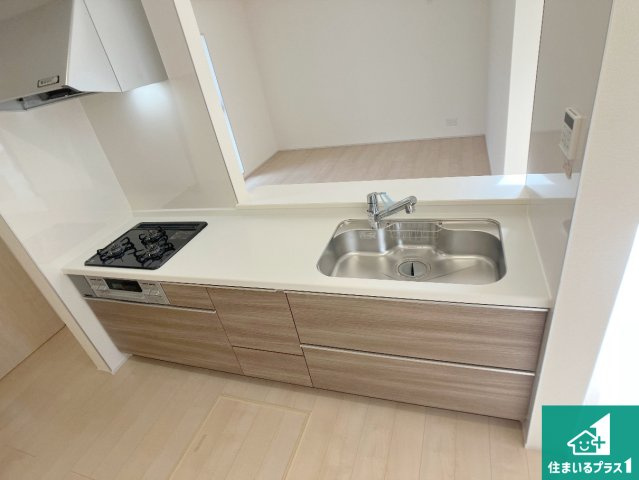 姫路市御立中　第4期　新築一戸建てのキッチン|明るいリビングで朝の目覚めもスッキリできそう！対面キッチンでご家族のコミュニケーションも自然と増える設計！小さなお子様が遊ぶスペースを作っても広々とくつろげるLDK！