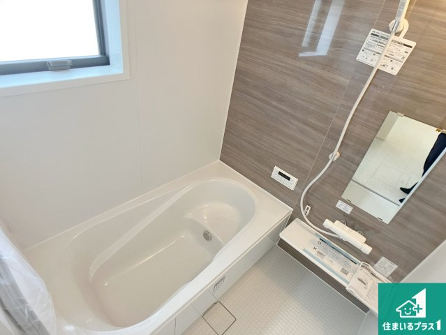 姫路市御立中　第4期　新築一戸建ての浴室|足をゆったり伸ばして寛げる浴槽です。窓が設けられていますので差し込む光が明るく穏やかな雰囲気にしてくれます♪浴室乾燥機も設置しているので、雨の日の洗濯物も安心です♪