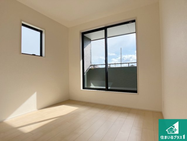 姫路市御立中　第4期　新築一戸建ての洋室|寝室は心地よい眠りについてもらいたくて、シンプルかつ開放的な空間な設計にしています！大きな窓から差し込む日が心地いいです♪