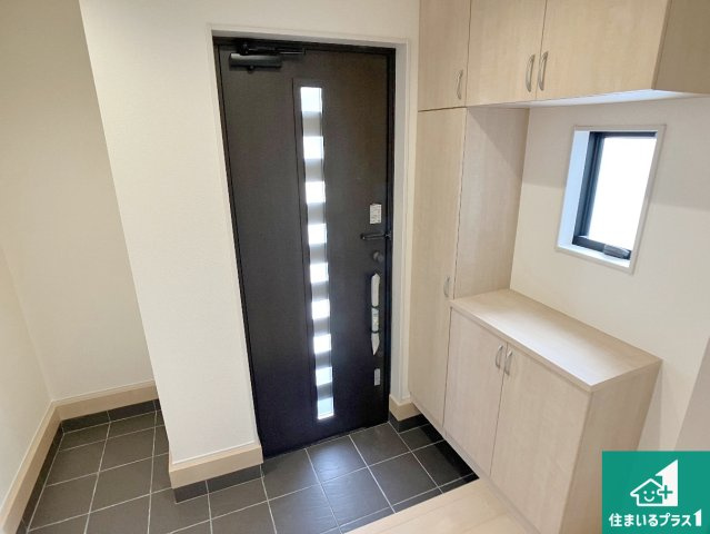 姫路市御立中　第4期　新築一戸建ての玄関|シューズボックスにはたくさんの靴が収納できるので玄関周りはいつもスッキリ！ご家族が増えても安心！