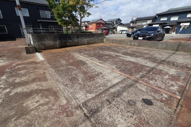 熱田町貸事務所の駐車場