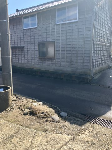 長岡市中之島中条　倉庫の庭