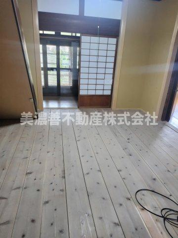 ６５０６２　岐阜市岩倉町中古戸建ての洋室