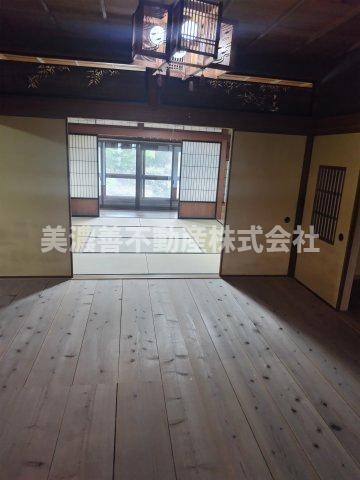 ６５０６２　岐阜市岩倉町中古戸建ての洋室