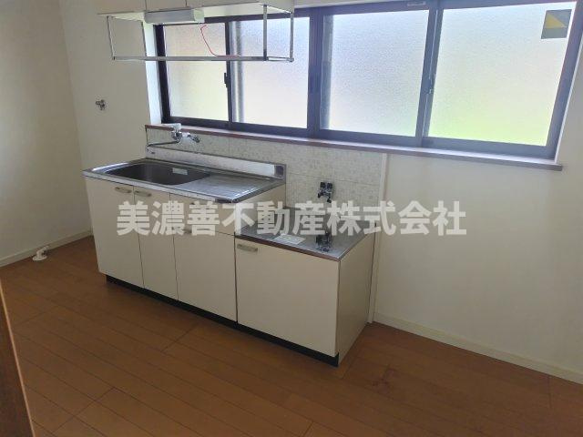 ６５０６２　岐阜市岩倉町中古戸建てのキッチン