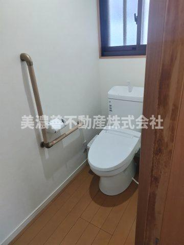 ６５０６２　岐阜市岩倉町中古戸建てのトイレ