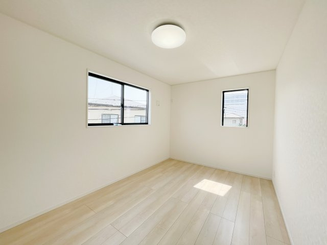 新築戸建・新築建売　桐生市広沢町2丁目【制震+耐震】桜木小・桜木中の洋室|7.5帖の洋室！アクセントクロスのご相談などもお任せください！
