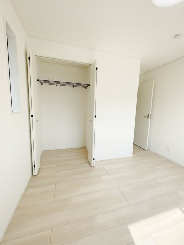 新築戸建・新築建売　桐生市広沢町2丁目【制震+耐震】桜木小・桜木中の収納|出し入れしやすい折戸付きクローゼット！