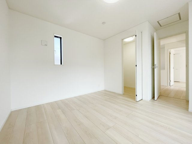 新築戸建・新築建売　桐生市広沢町2丁目【制震+耐震】桜木小・桜木中の洋室|自分仕様にカスタマイズしやすいシンプルな内装です！